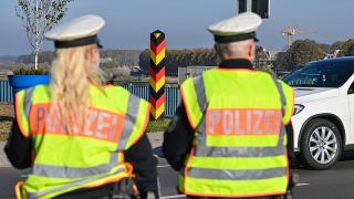 Archivbild: Eine Beamtin und ein Beamter der Bundespolizei stehen am deutsch-polnischen Grenzübergang Stadtbrücke in Frankfurt (Oder) und überwachen den Einreiseverkehr. (Quelle: dpa/P. Pleul)
