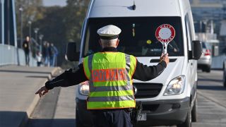 Ein Beamter der Bundespolizei stoppt einen Fahrer eines Kleintransporters bei der Einreise nach Deutschland am deutsch-polnischen Grenzübergang Stadtbrücke in Frankfurt (Oder) (Bild: dpa/Patrick Pleul)