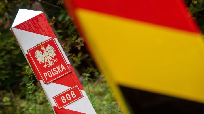 Archivbild: Grenzpfähle markieren die Staatsgrenze zwischen Deutschland und Polen. (Quelle: Stefan Sauer/dpa)