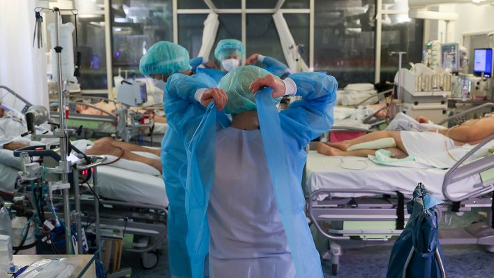 Symbolbild: Intensivpfleger auf der Intensivstation betreuen mehrere Covid-19-Patienten. (Quelle: dpa/J. Woitas)