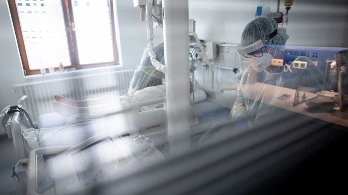 Intensivpflegerin Sandy Plückhahn (l) und Mirjana Suljagic, Röntgen-Assistentin, bereiten auf der Intensivstation des Krankenhauses Bethel Berlin einen an Covid-19 erkrankten Patientin vor (Bild: dpa/Kay Nietfeld)