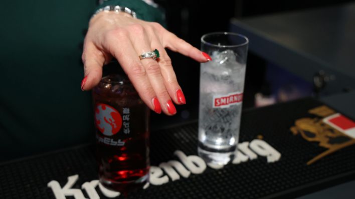 Symbolbild: Die Hand einer Frau bedeckt ihr Longdrink-Glas zum Schutz vor K.O.-Tropfen in einem Club. (Quelle: dpa/H. Kielwasser)