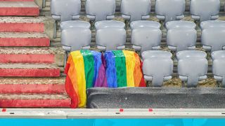 Archivbild: LGBTQI-Flaggen liegen auf Stadionsitzplätzen ausgebreitet. (imago images/actionpictures)