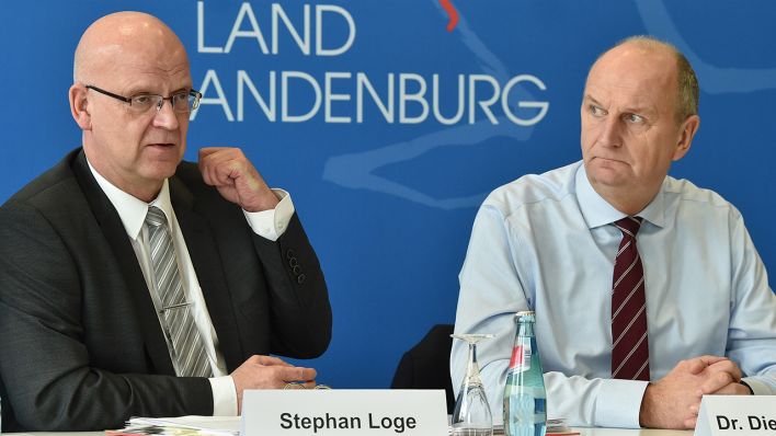Archivbild: Dietmar Woidke (SPD, r), Ministerpräsident Brandenburgs, und Stephan Loge, Landrat Landkreis Dahme-Spreewald bei einer Pressekonferenz. (Quelle: dpa/B. Settnik)