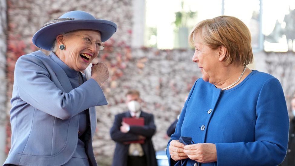 Die geschäftsführende Bundeskanzlerin Angela Merkel (CDU, r), begrüßt Königin Margrethe II. von Dänemark (l) vor dem Kanzleramt (Bild: dpa/Kay Nietfeld)
