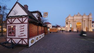 Der geschlossene Weihnachtsmarkt vor dem Brandenburger Tor in Potsdam. (Quelle: dpa/S. Stache)