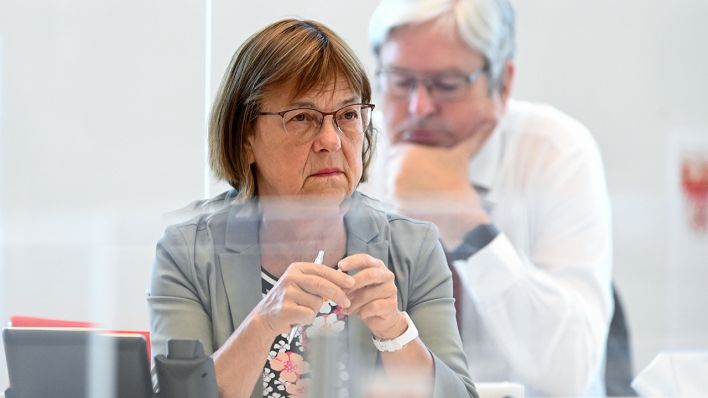 Ursula Nonnemacher (Bündnis 90/Die Grünen), Ministerin für Soziales, Gesundheit, Integration und Verbraucherschutz, sitzt während einer Sondersitzung im Brandenburger Landtag (Bild: dpa/Soeren Stache)