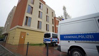 Archivbild: Fahrzeuge der Kriminalpolizei vor einem Gebäude des Oberlinhaus Potsdam. (Quelle: dpa/M. Sohn)