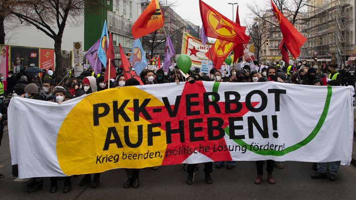 Menschen nehmen an der Demonstration unter dem Motto "PKK-Verbot aufheben - Krieg beenden, politische Lösung fördern" teil. Insgesamt 50 Gruppen und Organisationen hatten zu der Veranstaltung aufgerufen. (Quelle: dpa/Paul Zinken)