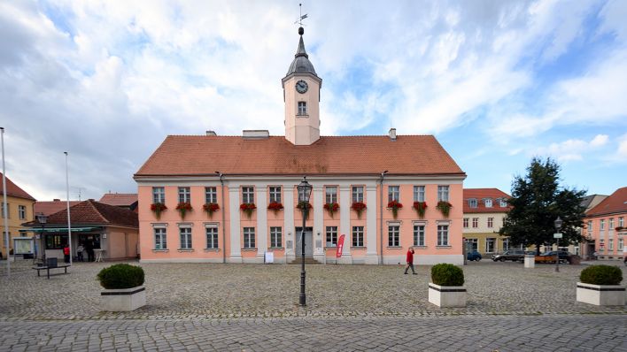 Symbolbild: Ein Rathaus in Brandenburg (Quelle: dpa/Soeren Stache)