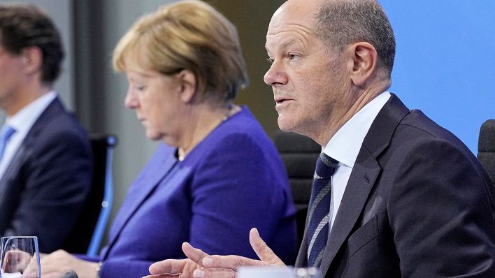 Merkel und Scholz bei Beratungen (Quelle: dpa/Michael Kappeler)