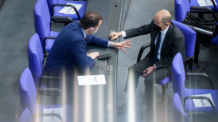 Olaf Scholz, SPD-Kanzlerkandidat und Bundesminister der Finanzen, und Jens Spahn (l, CDU), Bundesminister für Gesundheit, unterhalten sich im Bundestag (Bild: dpa/Kay Nietfeld)