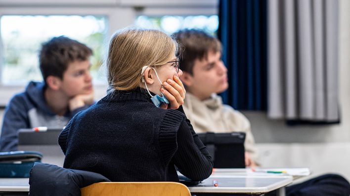 In der 9. Klasse der Gesamtschule in Münster hat eine Schülerin ihre Maske unter das Kinn gezogen (Bild: dpa/Guida Kirchner)