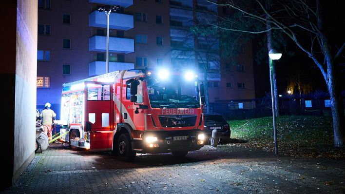 Ein Feuerwehrwagen steht vor einem Mehrfamilienhaus in der Obstallee in Staaken. (Quelle: dpa/Annette Riedl)