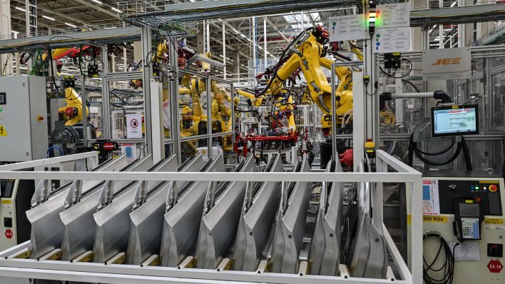 Archivbild: Roboter bei der Fertigung vom Tesla Model Y zum Tag der offenen Tür in einer Produktionshalle der Tesla Gigafactory. (Quelle: Patrick Pleul/dpa)
