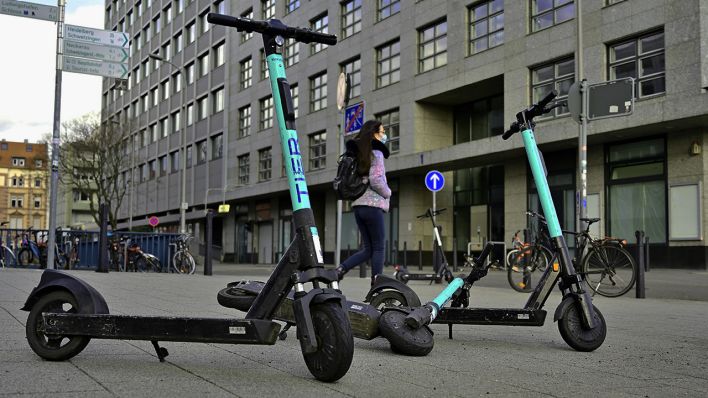 Archivbild: E-Scooter von TIER stehen auf der Straße in Berlin. (Quelle: dpa/D. Kubirski)