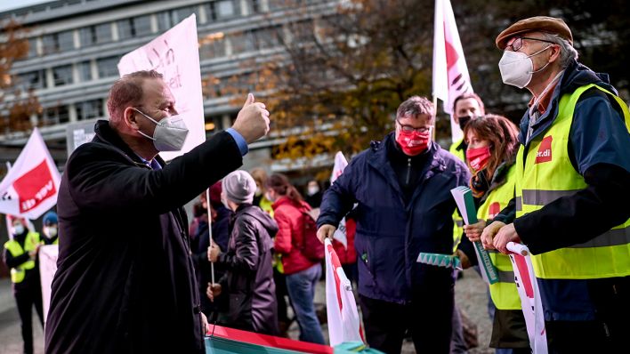 Frank Werneke, Verdi-Vorsitzender, spricht mit den Demonstranten vor den Tarifverhandlungen für den öffentlichen Dienst der Länder. (Quelle: dpa/Britta Pedersen)
