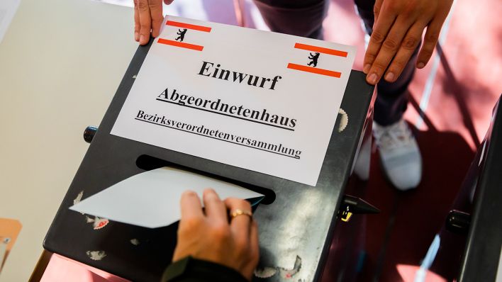 Symbolbild: Eine Wählerin wirft den Stimmzettel für das Berliner Abgeordnetenhaus und die Bezirksverordnetenversammlung im Wahllokal in Berlin in die Urne. (Quelle: dpa/C. Soeder)