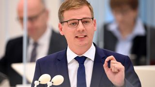Sebastian Walter (M), Fraktionsvorsitzender Die Linke, spricht während der Landtagssitzung zum Haushaltsplan des Landes für das Jahr 2022. (Quelle: dpa/S. Stache)