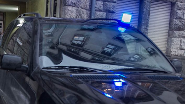 Archivbild: Mit Blaulicht verlässt am 23.01.2014 in Berlin ein Fahrzeug eines Sondereinsatzkommandos der Polizei das Gebäude des Landeskriminalamtes (LKA) in der Keithstraße. (Quelle: dpa/Paul Zinken)