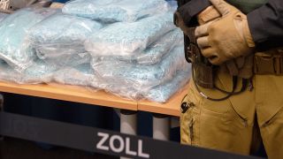 Archibild: Ein Ermittlungsbeamter des Zollfahndungsamtes Berlin-Brandenburg steht bei einem Pressegespräch neben zahlreichen Tüten mit Ecstasy-Tabletten. (Quelle: dpa/Paul Zinken)