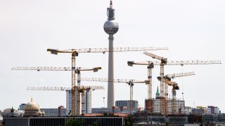 Blick auf die Berliner Skyline mit vielen Baukränen (Quelle: dpa/Bernd von Jutrczenka)