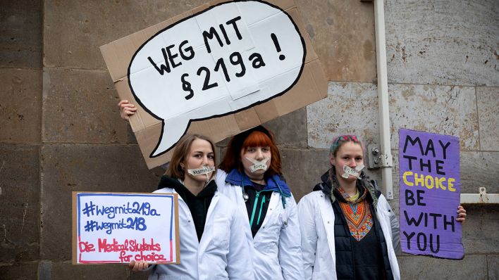 Protest gegen den Paragraf 219a (Quelle: imago-images.de/Christian Mang)