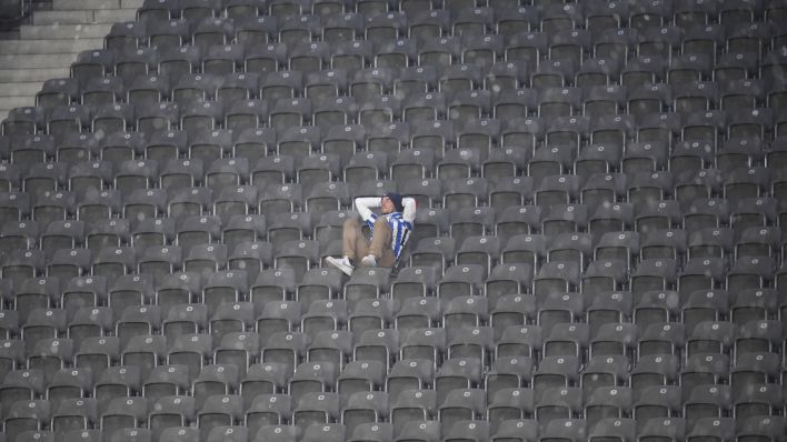 Herthafan allein im Olympiastadion