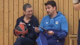 Sportpsychologin Renate Eichenberger neben Alba-Coach Israel Gonzalez