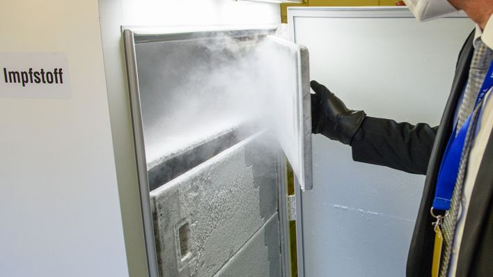 Der Kühlschrank im Impfzentrum des Landkreises Jerichower Land, der auf eine Temperatur von minus 79 Grad Celsius kühlt, ist leer. (Quelle: dpa/Klaus-Dietmar Gabbert)