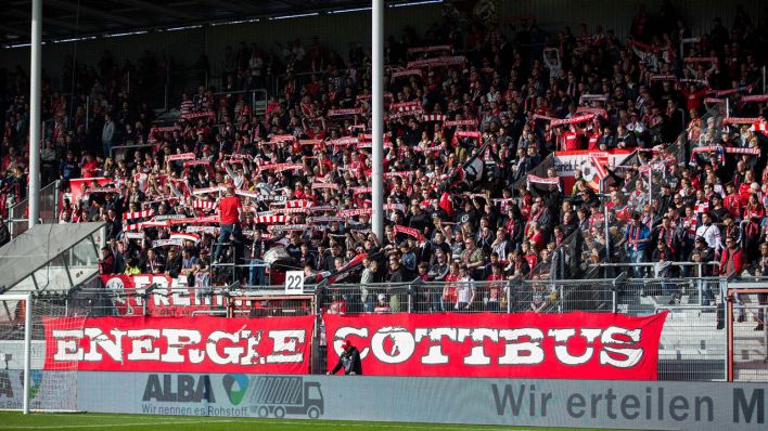Fanblock Energie Cottbus im Stadion der Freundschaft. (Bild: IMAGO / Fotostand)