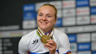 Weltmeisterin Lea Sophie Friedrich zeigt ihre Goldmedaille. (Bild: IMAGO / Sirotti)