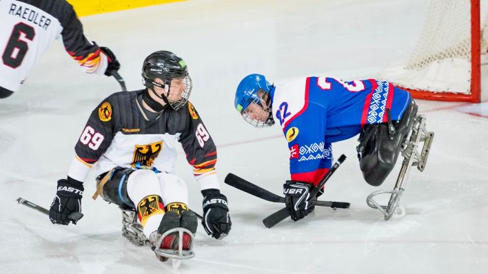 Der deutsche Para-Eishockey-Nationalspieler Lucas Sklorz im Zweikampf mit einem slovakischen Spieler(Bild: imago images/Beautiful Sports)