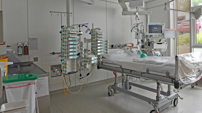 Blick in ein Stationszimmer mit Beatmungsgeraet fuer schwersterkrankte Covid-19 Patienten im Universitaetsklinikum Essen (Bild: imago images/Ralph Lueger)