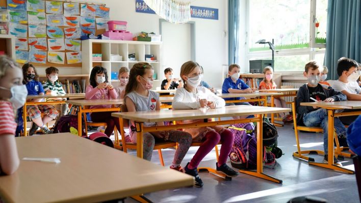 Blick in ein Klassenzimmer einebr Grundschule in Düsseldorf im Mai 2021 (Bild: imago images/Political Moments)