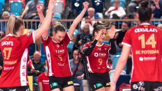 Die Spielerinnen des SC-Potsdam jubeln nach dem Pokalerfolg gegen Erfurt (imago / Beautiful Sports)