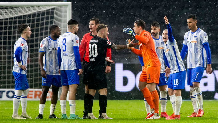 Spieler von Hertha und Augsburg diskutieren miteinander (Quelle: IMAGO/Jan Huebner)