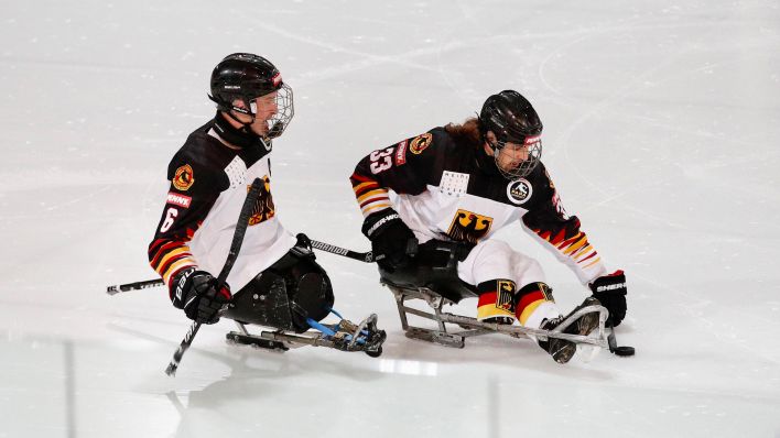 Zwei Para-Sportler der deutschen Para-Eishockey-Nationalmannschaft(Bild: imago images/Joachim Sielski)