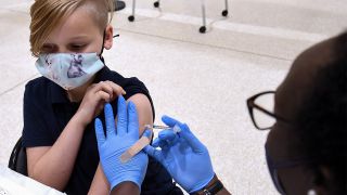 In den USA wird ein Junge mit dem Biontech-Impfstoff geimpft (Bild: imago images/Paul Hennessy)