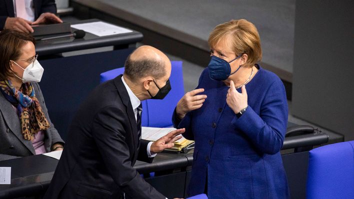 Bundeskanzlerin Angela Merkel und Finanzminister Olaf Scholz sprechen bei der 3. Plenarsitzung im Bundestag in Berlin am 18. November 2021 (Bild: imago images/Emmanuele Contini)