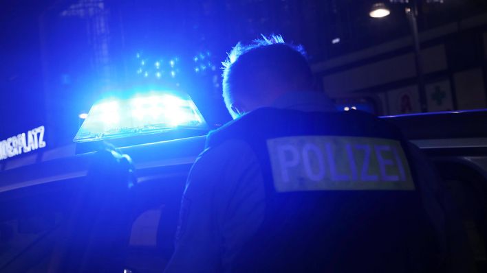 Symbolbild: Polizeieinsatz mit Blaulicht in Berlin. (Quelle: imago images/S. Gudath)