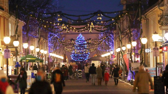 Archivbild: Weihnachtliche Beleuchtung und Blick auf den Weihnachtsmarkt in der Brandenburger Straße in Potsdam. (Quelle: imago images/M. Müller)