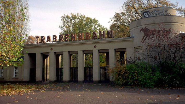 Archivbild: Eingang zur Trabrennbahn in Berlin Karlshorst. (Quelle: imago images/G. Schmidt)