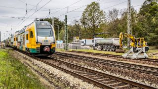 Ein Zug der Firma ODEG fährt durch Eberswalde (Bild: imago images/Andreas Gora)