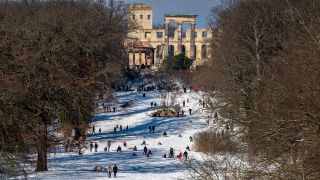 Archivbild: Menschen spazieren im Schnee beim Schlosspark Sanssouci. (Quelle: imago images/E. Thonfeld)