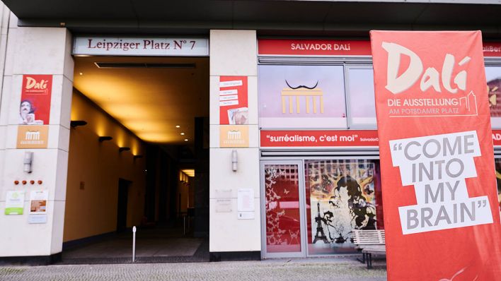 Ein Schild steht vor dem Eingang zum Museum „Dali – Die Ausstellung am Potsdamer Platz“. (Quelle: dpa/Annette Riedl)
