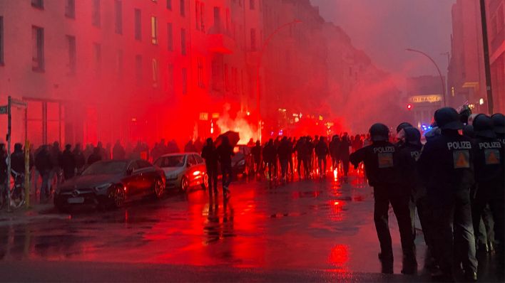 Fußballfans zünden am 04.11.2021 vor dem Spiel 1. FC Union gegen Feyenoord Rotterdam Bengalos in Berlin-Mitte. (Quelle: rbb/Tom Kölm)