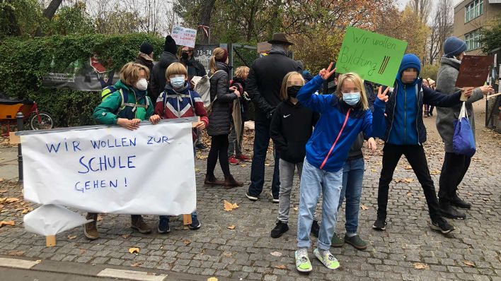 "Wir wollen zur Schule gehen." Protest am 15.11.2021 bei der Rheinhardswald-Grundschule in Berlin Kreuzberg gegen den geplanten Wechselunterricht an der Schule. (Quelle: rbb|24/Mara Nolte)