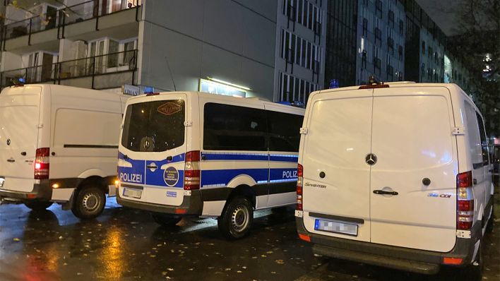 Durchsuchungen der Bundespolizei am 01.12.2021 in Berlin. (Quelle: rbb/Adrian Bartocha)