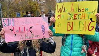 Grundschüler und Grundschülerinnen protestieren am 15.11.2021 in Kreuzberg gegen den coronabedingt geplanten Wechselunterricht. (Quelle: rbb|24/Jenny Barke)